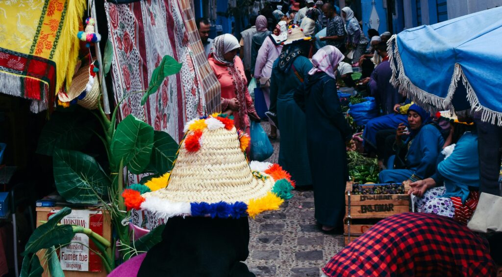 Fiestas en Marruecos con música tradicional, bailarines y trajes típicos durante una celebración cultural.